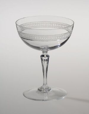  An elegant, transparent crystal goblet with a wide bowl and decorative etched patterns, made by Hadeland Glassverk. The goblet has a slender stem and broad base and is set against a neutral background, emphasizing its refined design and reflective quality.