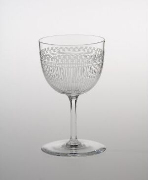  A clear, etched wine glass by Hadeland Glassverk with a decorative diamond pattern on the upper half of the bowl, a thin stem, and a flat base, displayed against a soft grey gradient background.