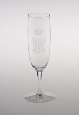  The "Agathe" clear champagne flute by Hadeland Glassverk with a slipt and gravert decor, featuring blown glass with a sophisticated and intricately etched design, set against a gradient white background.