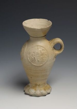  "Kristus ved brønnen," a beige stoneware jug with a salt glaze finish by an unknown artist, featuring pressed and applied relief decoration, a circular medallion on the body, textured horizontal lines, and a sturdy side handle, set against a neutral gray background.