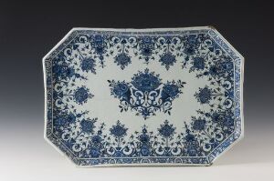  An octagonal ceramic platter with intricate blue patterns on a white background, showcasing a traditional porcelain blue and white floral design.