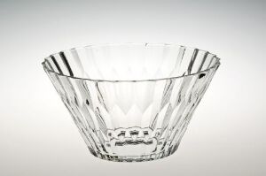  A clear, facet-cut crystal bowl by Hadeland Glassverk, exhibiting vertical facets with a sparkling appearance due to light refraction, set against a light gray to white gradient background.