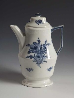  A porcelain coffee pot from Den kgl. Porcelainsfabrik entitled "Blå blomst" featuring creamy white feltspatporselen with hand-painted cobalt blue floral underglaze decoration, displayed against a soft gray background.