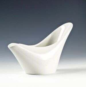  A white glazed vitroporcelain piece titled "Spir" by artist Johan Verde, with a dynamic, wave-like design, set against a gradient background transitioning from soft grey to deep blue.