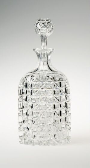  A clear crystal decanter by Hadeland Glassverk featuring hand-blown crystal with skilfully cut decorative patterns, boasting a faceted design with a multifaceted spherical stopper.