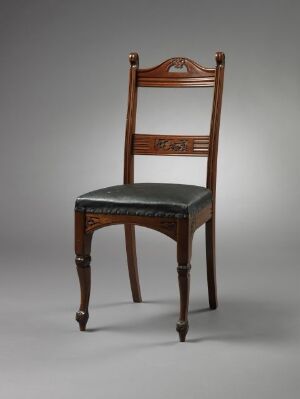  "Spisestuestol," a dining chair designed by Henrik Bull, featuring polished mahogany with a rich reddish-brown grain, profiled and relief-carved details, and an upholstered seat in deep emerald-green leather. The chair exhibits neoclassical design elements and craftsmanship techniques such as profiling and relief carving with a lacquered finish.