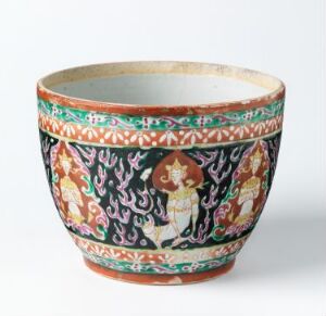  A Bencharong porcelain bowl with vibrant mult