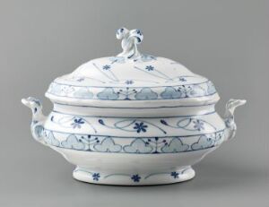  "Blaaveis," a white feldspar porcelain serving dish with a domed lid, designed by Gerhard Munthe, featuring hand-painted and stenciled underglaze blue floral and geometric patterns, with elegant handles and a decorative finial on top.