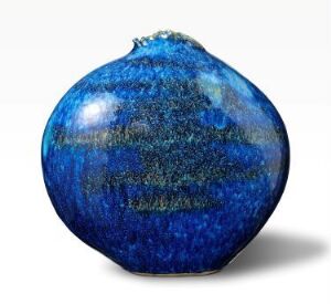 
 "Blå skulpturvase" - a spherical, modeled and glazed stoneware vase by Leif Heiberg Myrdam, featuring dynamic shades of deep blue with lighter blue accents, exuding a sense of movement and depth.