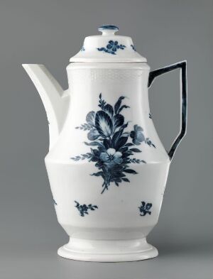  A white feldspar porcelain coffee pot titled "Blå blomst" by Den kgl. Porcelainsfabrik, decorated with hand-painted underglaze blue floral motifs, featuring a curved spout and a contrasting blue angular handle, indicating its use as elegant tableware.