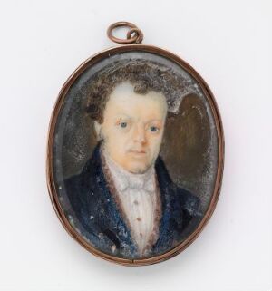  "Miniatyrportrett av Conrad Müller" is a miniature portrait by Johan Georg Müller, featuring a solemn-faced man with light brown or reddish hair, wearing a white shirt with a dotted cravat and a dark blue coat, encased in an oval gold frame with a loop on top, intended for use as a piece of jewelry. The portrait is painted on ivory and shows signs of aging under the protective glass.