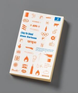  A paperback book titled "Lång fin blond" by MånPocket featuring a light beige cover with vibrant orange graphics and text, set against a neutral gray background. The cover displays various icons, including flames and bicycles, indicative of a dynamic and modern design.