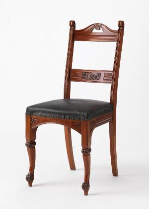  A classic mahogany dining chair "Spisestuestol" by A. Huseby & Co with profiled, relief-carved details and a lacquered finish, featuring a leather-upholstered seat and elegantly curved front legs.