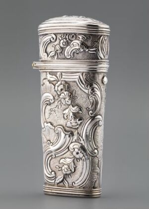  An intricately engraved cylindrical silver nécessaire, cast with ornamental patterns, used for holding hygiene and toiletry items, crafted by an unidentified artist.