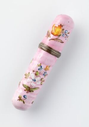  Copper alloy needle case titled "Nålehus" by an unidentified artist, featuring a pastel pink background with detailed enameling and hand-painted floral motifs in whites, purples, blues, yellows, and greens, along with a metal ring at the cap.