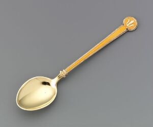  A Mokkaskje spoon by David-Andersen displayed on a grey background, featuring a reflective, golden gilded surface with relief decorations and a mirror-like bowl, showcasing elegant craftsmanship in silverware design.