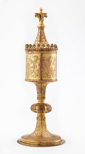  "Hostiedåse" - a gilded copper ecclesiastical object with a cylindrical shape, chiseled and engraved decorations, and a conical lid topped by a cross, designed by an unidentified artist.