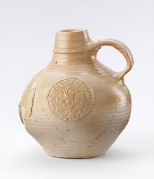  A beige stoneware jug, with a glossy salt-glazed finish, featuring a relief emblem on its side, against a neutral background. Created by Virgilius Solis, titled "Josef og Potifars hustru."