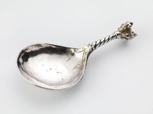  Antique silver spoon with a twisted handle and decorative motif on a light grey background. Artist: Uidentifisert kunstner, Title: Skje.