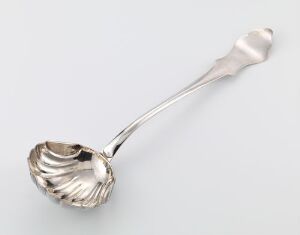  A silver ladle with a shell-shaped bowl and an elongated handle featuring a decorative element at the end, on a light neutral gray background. Created by Bernt Christopher Kelberlade, titled "Øse."