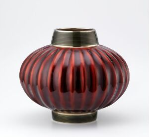  A decorative bulbous vase created by David-Andersen with vertical red grooves and a shining silver band, exhibiting drevet og forgylt sterlingsølv with delvis gravert speilemalje.