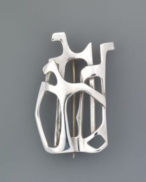  "Fugl og hest" by Tone Vigeland, an abstract silver jewelry piece with intertwined bird and horse shapes, showcasing a metallic sheen against a grey background.