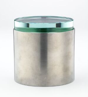  A cylindrical stainless steel container with a matte finish and a polished reflective band at the top, featuring a translucent green lid, set against an off-white background.