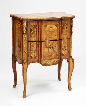  An exquisite jacaranda and rosewood veneer kommode by Pierre Rousell, featuring curved legs, a bow-front design with intricate marquetry and glossy lacquered finish, rich in warm reddish-brown tones with golden hardware accents.