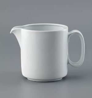  A white porcelain creamer with a smooth, glossy finish and simple design from the "Korulenserviset" collection by Porsgrunds Porselænsfabrik AS, displayed against a soft gray background.