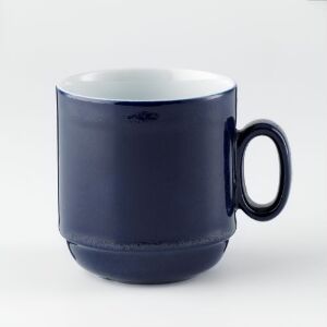  A navy blue porcelain mug from "Korulenserviset" by Porsgrunds Porselænsfabrik AS, with a cylindrical shape tapering at the base, featuring a contrasting white interior and a comfortable matching handle.