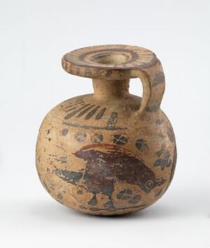  An antique spherical clay pottery item titled "Pitigliano-gruppen", with a single handle and incised black-figure decorative patterns over a reddish-brown surface.