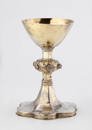  "Alterkalk" - a gilded silver ecclesiastical chalice by an unidentified artist, featuring a wide-stable base, a slender stem with an engraved geometric pattern node, and a shiny gold interior cup contrasting against the silver exterior.