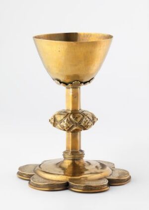  Brass chalice titled "Alterkalk" by an unidentified artist, featuring a polished golden cup with a decorative knop and a tiered circular base, crafted through embossed and cast brass techniques with engraved decor.