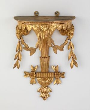  A gilded, carved pine console shelf titled "To konsollhyller" by an unidentified artist, featuring acanthus leaves and ornate floral patterns with a semi-circular tabletop and a rich gold finish.