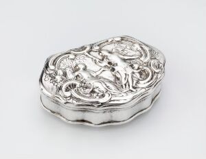  An intricate, chased silver snuffbox titled "Snusdåse" by an unidentified artist, featuring elaborate baroque ornamentation and internal gilding, reflecting tones of light and dark grays with a highlighted three-dimensional decorative surface.