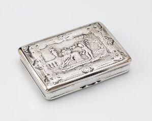  An ornate rectangular silver snuffbox with intricate embossed and engraved designs, identified as "Snusdåse" by an unidentified artist, displaying reflective surfaces and inner gilding detailing, exemplary of drevet, siselert, and punslet silverwork techniques.