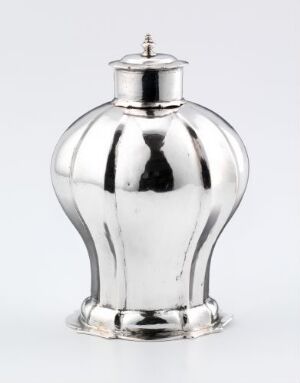  A silver tea caddy with a reflective surface and a curvaceous design, created by artist Jørgen Jørgensen Leman, titled "Tedåse." The caddy features elegant contours, a rounded base, and a small removable lid with a handle on top.