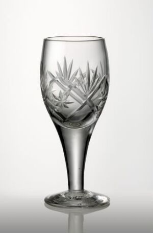  "Finn" is a clear, blown glass with skilfully skjærslipt (cut) decorative patterns resembling leaves or fronds, designed by Ragnvald Hansen, set against a plain white background.