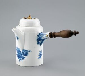  "Blå blomst" teapot by Den kgl. Porcelainsfabrik, made of white feldspar porcelain with hand-painted blue floral motifs, a dark brown wooden handle, and a gilded detail on the lid.