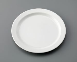  A Figgjo 35 ceramic plate designed by Ragnar Grimsrud, displaying a minimalist white, glossy finish on a simple round form with an angled rim, set against a grey background.