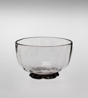  A clear glass bowl with a simple and elegant design stands against a light background, showcasing its transparent material and clean lines.
