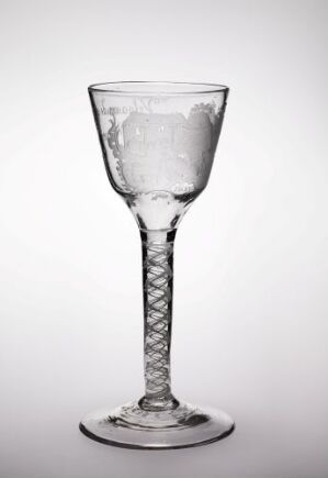  A clear engraved wine glass from Nøstetangen glassverk's "Struensee-serien" with a flared bowl, a twisted stem, and a stable base, set against a white background, showcasing its transparent and intricate design.