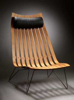  A "Scandia Sen" chair designed by Hans Brattrud, with a seat and back made of bent walnut wood slats on a form-bent steel tube frame, featuring a black leather neck pillow, against a gradient grey background.