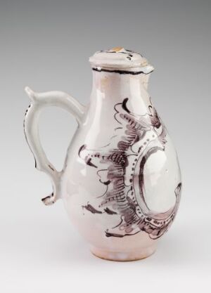  A white-glazed faience jug with hand-painted manganese red decorations by Herrebøe Fajansefabrikk, featuring baroque-inspired floral and scroll motifs, with an ornate handle and a flared spout topped with a lid.