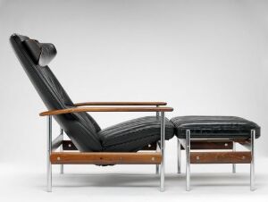  A modern recliner chair and footrest by Dokka-Møbler with varnished Rio rosewood armrests and supporting bars, oxhide leather upholstery in black, and silver steel legs, embodying a mid-century modern design aesthetic.