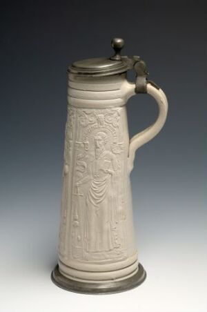  "Petrus. Ein Apostel Christi," a traditional stoneware stein with salt glaze by Anno Knütgen, featuring relief decoration and a pewter lid, against a neutral background.