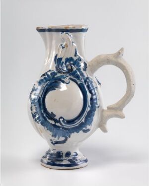  Oil jug, "Olie-Kande" by Herrebøe Fajansefabrikk, made of cast, white-glazed faience with hand-painted cobalt blue decorations, featuring a traditional design with floral patterns and blue accented edges.