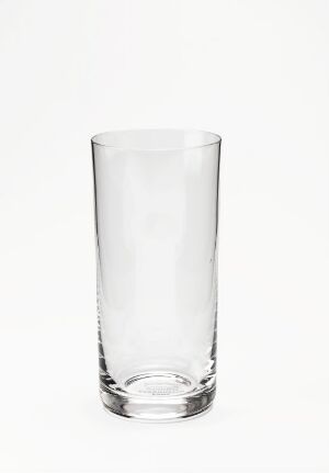  A clear, cylindrical glass tumbler designed by Ingegerd Råman stands on a solid white background, showcasing the simplicity of Scandinavian blown glass tableware.