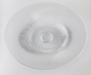  A Hadeland Glassverk transparent glass plate with a gently sloping center and a pattern of fine concentric circles, providing a classic and clean design suitable for both practical use and as an aesthetic piece in home decor.