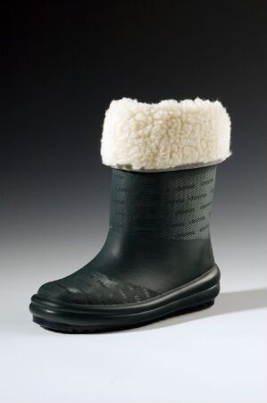  A child-sized boot made by Viking Fottøy A/S, featuring a deep green rubber lower part and a creamy white fluffy lining at the top, set against a soft gray background.